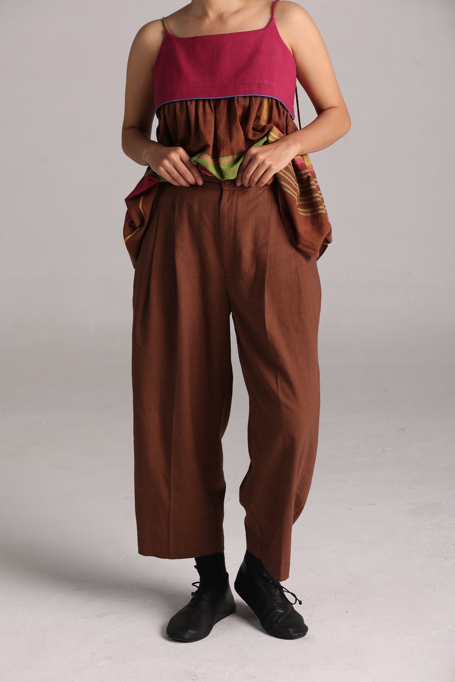 Bunai pleated pants (Brown)