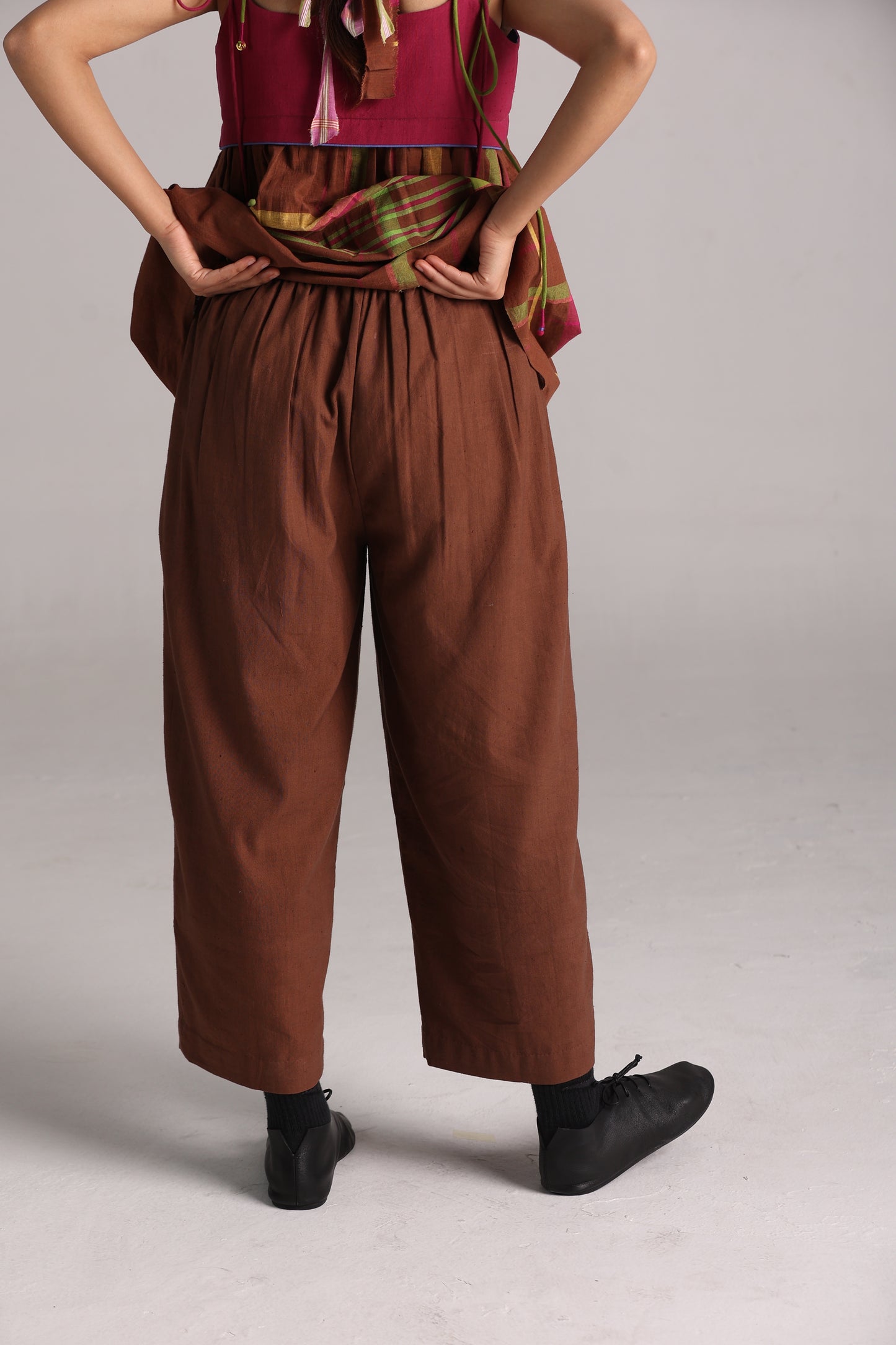 Bunai pleated pants (Brown)