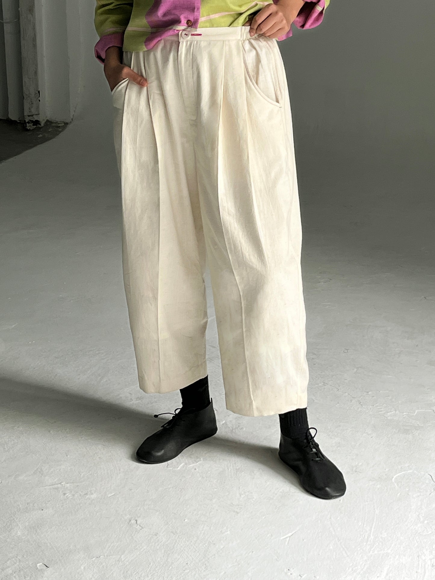 Bunai pleated pants (White)