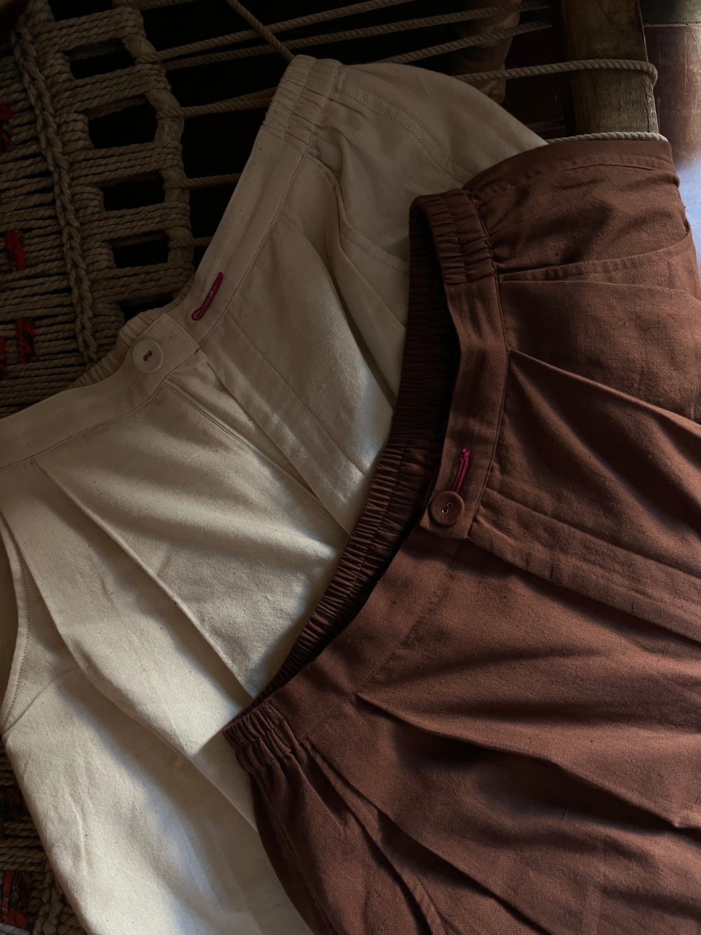 Bunai pleated pants (White)
